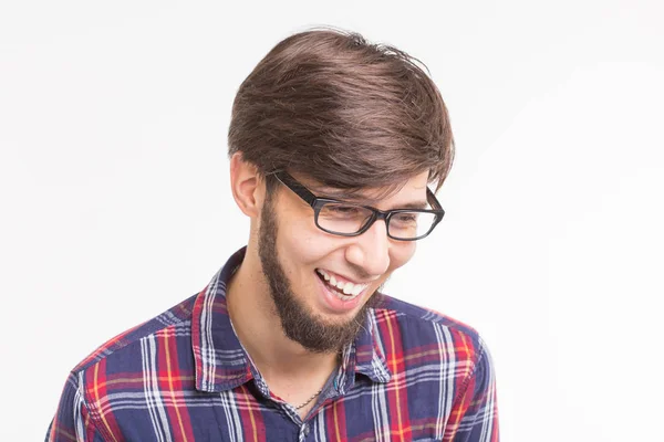 Concepto de expresión y gesto - Hombre guapo con gafas riéndose sobre fondo blanco — Foto de Stock