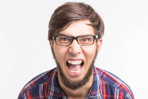 Concepto de expresión y gesto - Retrato del hombre enojado gritando sobre fondo blanco — Foto de Stock