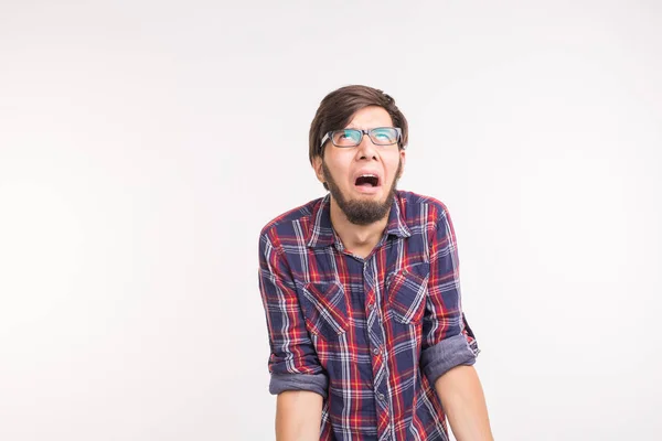 Gente, gesto y concepto de moda - emocionado hombre guapo triste aislado sobre fondo blanco con espacio de copia — Foto de Stock