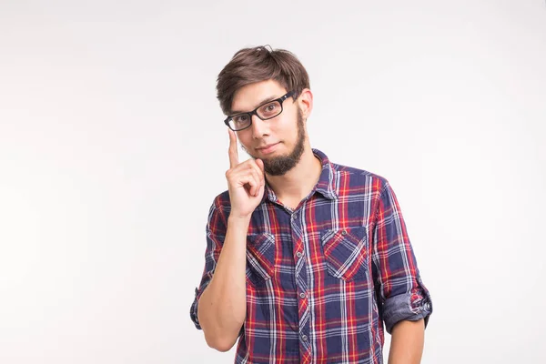 Hombre casual señalando su dedo sobre fondo blanco. Tengo un concepto de Idea —  Fotos de Stock