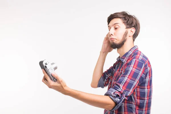 Tecnologia, fotografia e conceito de pessoas - Bonito homem de camisa xadrez tirando um selfies na câmera vintage — Fotografia de Stock