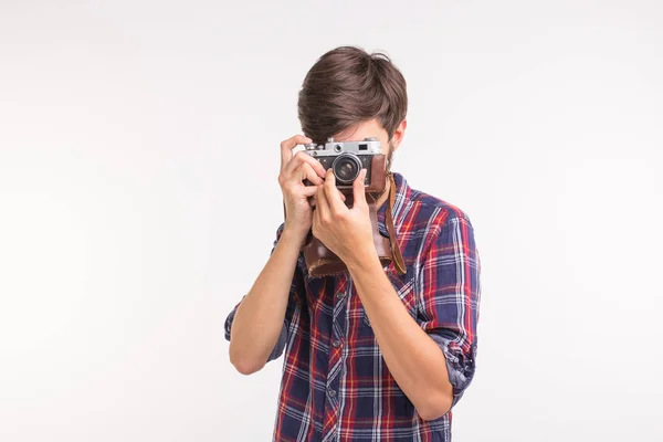 Technologie, fotografování a lidé koncept - pohledný muž v kostkované košili s fotografii na retro fotoaparát — Stock fotografie