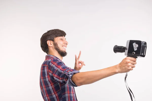 Teknoloji, fotoğraf ve insanlar kavramı - beyaz arka plan üzerinde bir selfie alarak ekose gömlekli komik adam — Stok fotoğraf