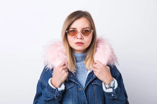 Moda, pessoas e conceito de estilo de inverno urbano - Jovem mulher em roupas da moda no fundo branco . — Fotografia de Stock