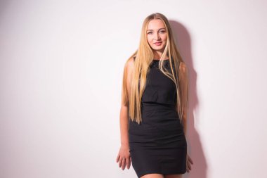 Üzerinde kopya alanı ile açık gri renkli kıvırcık saçlı şehvetli sarışın kadın portresi