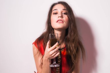 Alkol, tatil ve parti kavramı - kadın şampanya veya şarap cam ile kırmızı elbise
