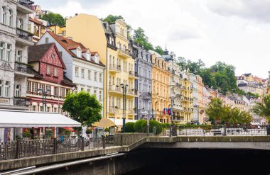 Karlovy Vary, Çek Cumhuriyeti - 12 Haziran 2017: Karlovy Vary manzara nehir Tepla. Mimari Karlovy Vary, Çek Cumhuriyeti. En çok ziyaret edilen spa şehir Çek Cumhuriyeti