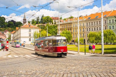 Prag bir güzel yaz günü, Çek Cumhuriyeti, Prag, Çek Cumhuriyeti - 7 Haziran 2017: tramvay
