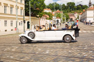 Prague, Çek Cumhuriyeti - 7 Haziran 2017: sürücüleri Çek Cumhuriyeti başkenti eski merkezinde yenilenmiş retro otomobil taşıma turist eğlendirmek ve Prag'da yerel konumlar göstermek.