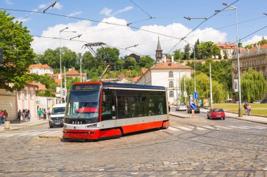 Prag bir güzel yaz günü, Çek Cumhuriyeti, Prag, Çek Cumhuriyeti - 7 Haziran 2017: tramvay