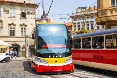 Prag bir güzel yaz günü, Çek Cumhuriyeti, Prag, Çek Cumhuriyeti - 31 Mayıs 2017: tramvay