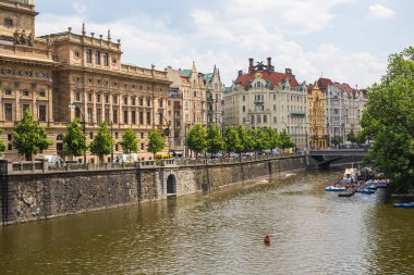 Prague, Çek Cumhuriyeti - 30 Mayıs 2017: doğal görünümü Vltava Nehri ve Prag tarihi merkezi: bina ve yapılar