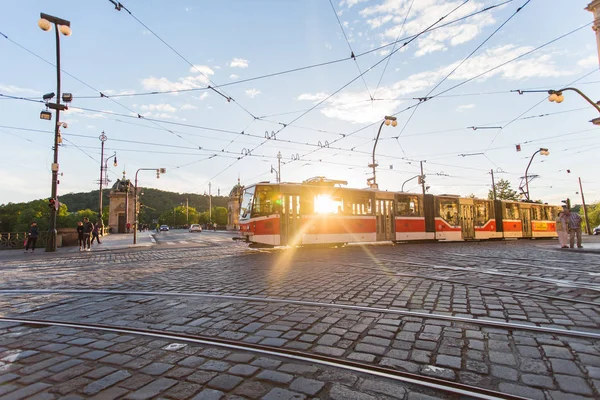 Прага, Чехія - 7 червня 2017 року: нова трамвай у Празі в один прекрасний літній день, Чеська Республіка — стокове фото