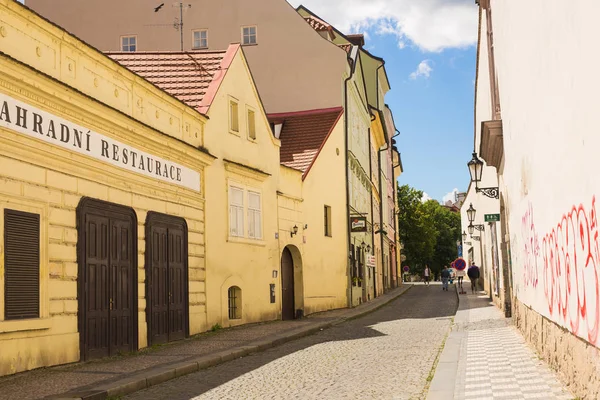 PRAGA, REPÚBLICA CHECA - 7 DE JUNIO DE 2017: Calle Vieja en Praga por la mañana, viajes europeos — Foto de Stock