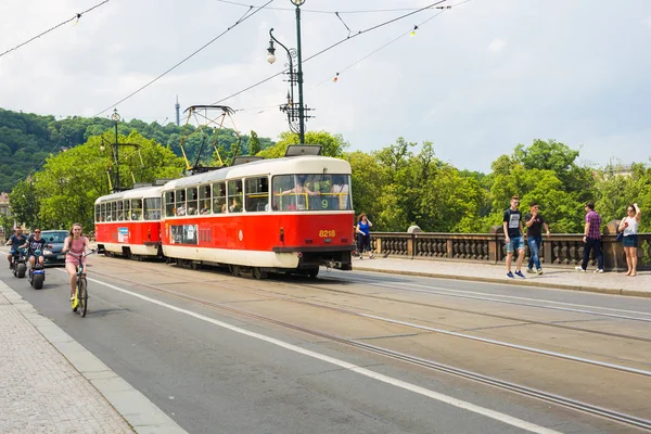 Praha, Česká republika - 30 května 2017: tramvaje v Praze v krásném letním dni, Česká republika — Stock fotografie