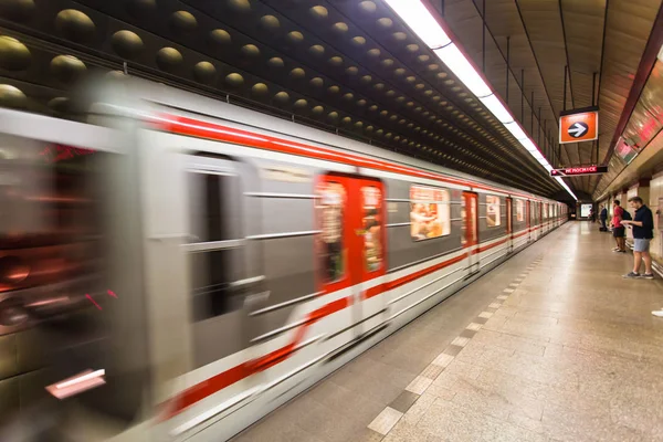 Прага, Чехія - 7 червня 2017: підземні станції метро Празького метрополітену з характерним прикраса кольорові алюмінієвих панелей — стокове фото