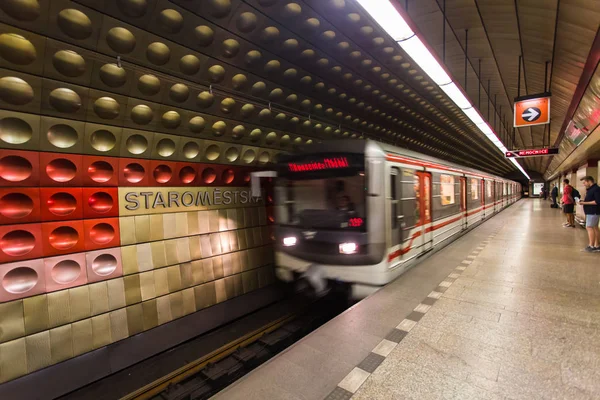 Прага, Чехія - 7 червня 2017: підземні станції метро Празького метрополітену з характерним прикраса кольорові алюмінієвих панелей — стокове фото