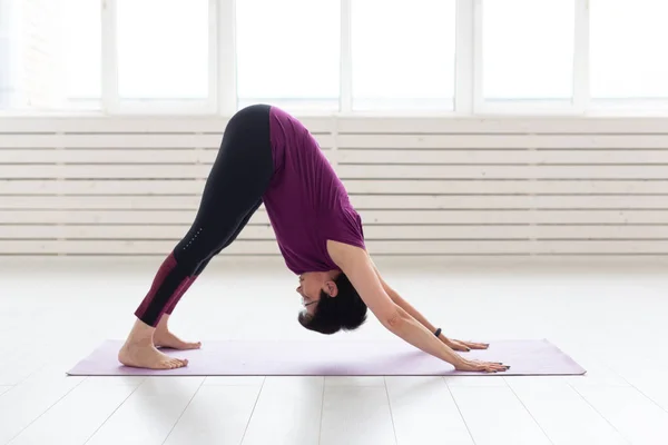 Estilo de vida saludable, personas y concepto deportivo - Mujer de mediana edad haciendo yoga —  Fotos de Stock