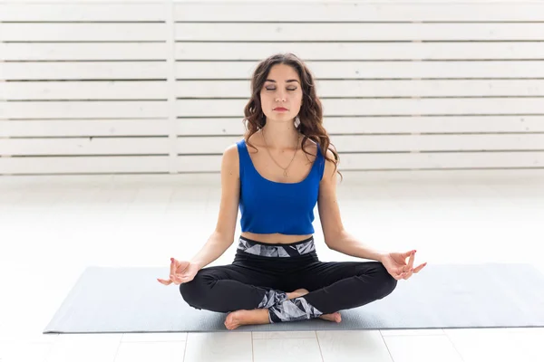 Estilo de vida saludable, personas y concepto deportivo - Mujer atractiva practicando yoga en pose de loto —  Fotos de Stock