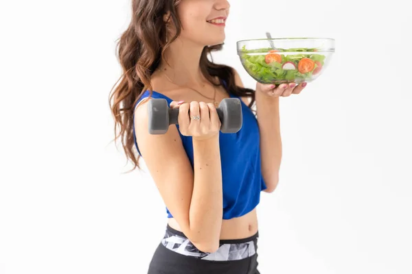 Mode de vie sain, personnes et concept sportif - Gros plan d'une femme en bonne santé avec des légumes et des haltères — Photo