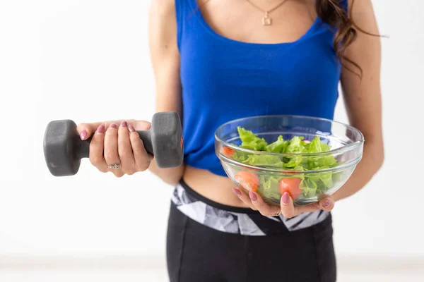 Estilo de vida saudável, pessoas e conceito de esporte - Close-up de uma mulher saudável com legumes e halteres promovendo uma aptidão saudável e estilo de vida alimentar — Fotografia de Stock