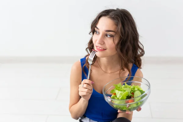 Pessoas, estilo de vida saudável e conceito de fitness - Mulher bonita após o treino comer salada saudável de perto — Fotografia de Stock