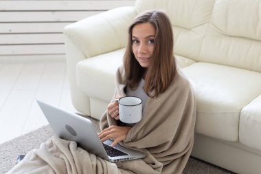 Serbest ve insanlar kavramı - katta oturan ve laptop çalışan genç kadın