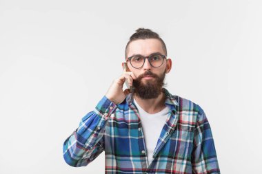 Teknolojileri, iletişim ve insan kavramı - cep telefonu üzerinde beyaz arka plan üzerinde konuşurken sakallı serin adam