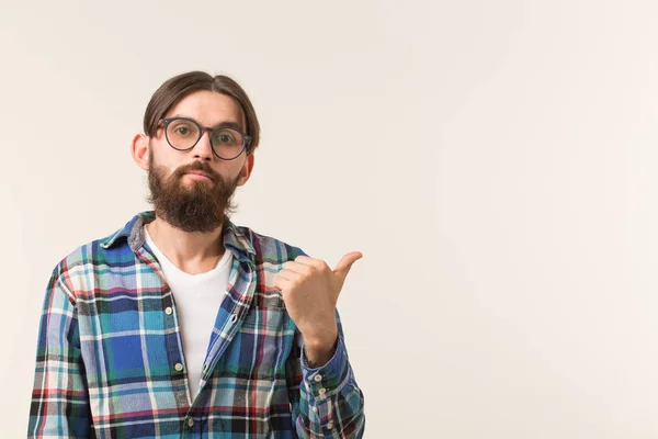 Hipster, estilo de vida y la gente concepto - Joven hipster hombre punto sobre fondo blanco con espacio de copia — Foto de Stock