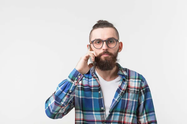 Tecnologías, comunicación y concepto de personas - Hombre fresco con barba hablando en el teléfono móvil sobre fondo blanco — Foto de Stock