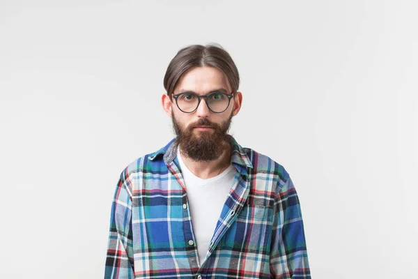 Concepto de belleza, moda y gente - Retrato de un joven barbudo hipster con estilo sobre fondo blanco . — Foto de Stock