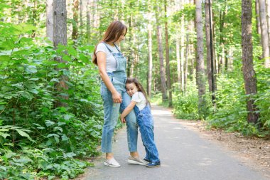 Aile, Doğa, insanlar kavramı-kız annesi parkta sarılma