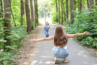 Aile ve doğa kavramı - küçük kız olan kadın var eğlenceli açık havada