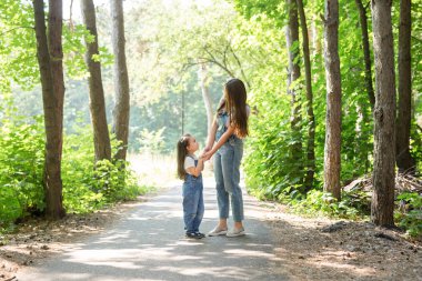 Aile ve doğa kavramı - yeşil Park'ta yürüyordunuz kızı annesiyle
