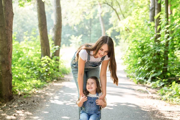 Conceito de família e natureza - Mãe com filha se divertir no parque verde — Fotografia de Stock