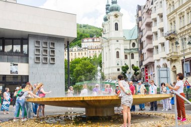 Karlovy Vary, Çek Cumhuriyeti - 12 Haziran 2017: şofben ile mineral kaplıca Carlsbad Çek Cumhuriyeti'nde, Karlovy Vary