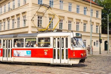 Prag bir güzel yaz günü, Çek Cumhuriyeti, Prag, Çek Cumhuriyeti - 7 Haziran 2017: tramvay