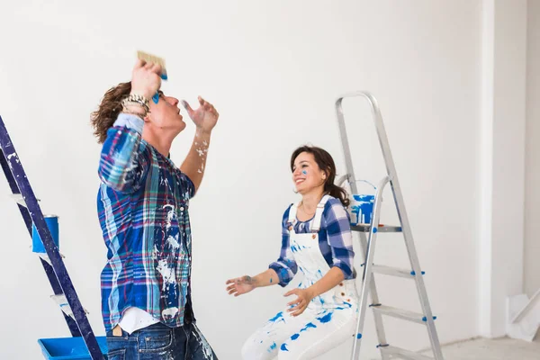 Herinrichting, emoties, conflict en mensen concept - jonge vrouw en man met ruzie tijdens renovatie in appartement — Stockfoto