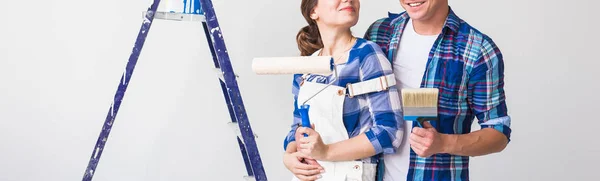 Gente, concepto de redecoración y reparación - Primer plano de la pareja haciendo renovación en nuevo apartamento — Foto de Stock