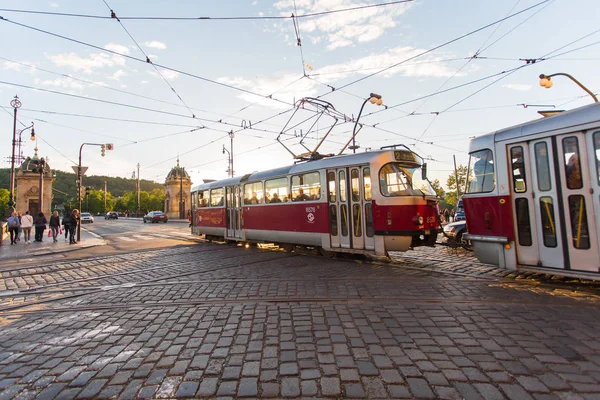 Praha, Česká republika - 7 června 2017: Stará tramvaj v Praze v krásném letním dni, Česká republika — Stock fotografie