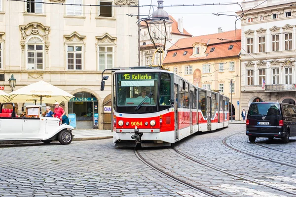 Praha, Česká republika - 31. května 2017: tramvaje v Praze v krásném letním dni, Česká republika — Stock fotografie
