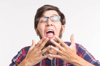 insanlar, duygu ve jest kavramı - korkmuş adam beyaz arka plan üzerinde görünmeyen bir şey onun elinden arkasına saklanmış