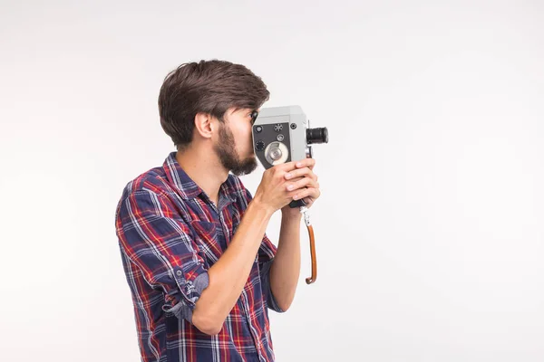 Vintage i ludzi pojęcie - człowiek wygląd retro kamerze na białym tle — Zdjęcie stockowe