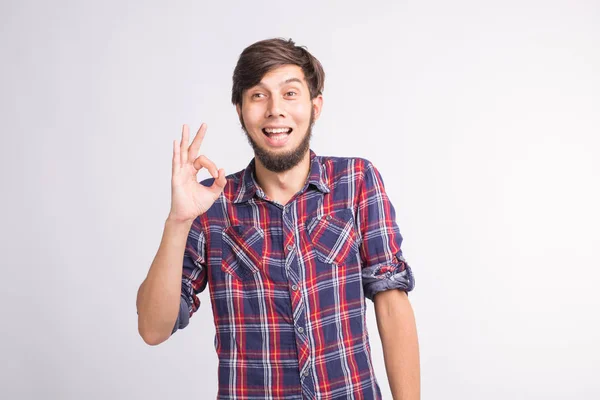 Gestos, signos y el concepto de la gente - sonriente hombre confundido muestra signo aceptable sobre el fondo blanco —  Fotos de Stock