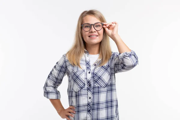 Zuby zdravotnictví, stomatologie a kousnutí korekce - Happy usmívající se žena v brýlích s výztuhami na bílém pozadí — Stock fotografie