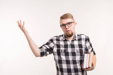 Eğitim, duygular, geek ve inek kavramı - adam gözlük ve Kitaplar çapraşık biriymiş gibi görünüyor