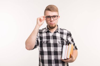 İnek, inek ve eğitim kavramı - kitaplar onun elinde tutan ciddi öğrenci adam