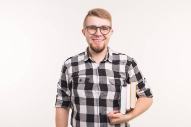 Elinde tutan mutlu bir adam portresi kişi, bilgi ve eğitim kavramı - Kitaplar