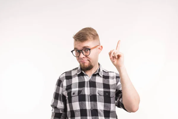 Geek, nerd y concepto de educación - Hombre guapo en camisa a cuadros gesto de dedo hacia arriba sobre fondo blanco — Foto de Stock