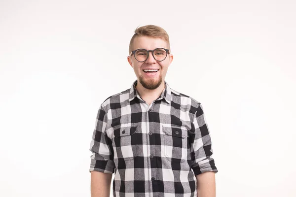 Estudio, nerd, concepto de la gente - Estudiante masculino guapo joven feliz con éxito en traje formal y gafas sobre el fondo blanco —  Fotos de Stock